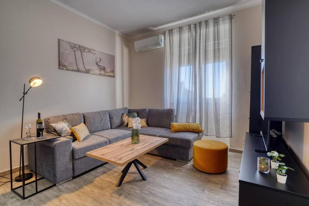 Cozy Modern Apartment Fiume Esterno foto